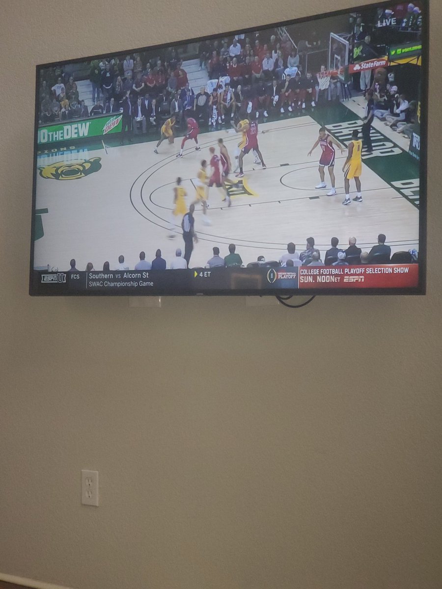 KMTseattle's tweet photo. @ESPNU we know you hate the Cats but can you at least show us the score!?!? 😭 https://t.co/i5L1VGM3sl