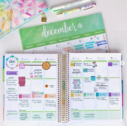 ErinCondren's tweet photo. May your to-dos be merry and bright! We love how @katiecsteiner is tracking her to do's in the bottom box of her vertical #ECLifePlanner. Do you stick to red and green or multi-colored for December planning? Let us know 👇 📸: @katiecsteiner https://t.co/INbyL6N4qM