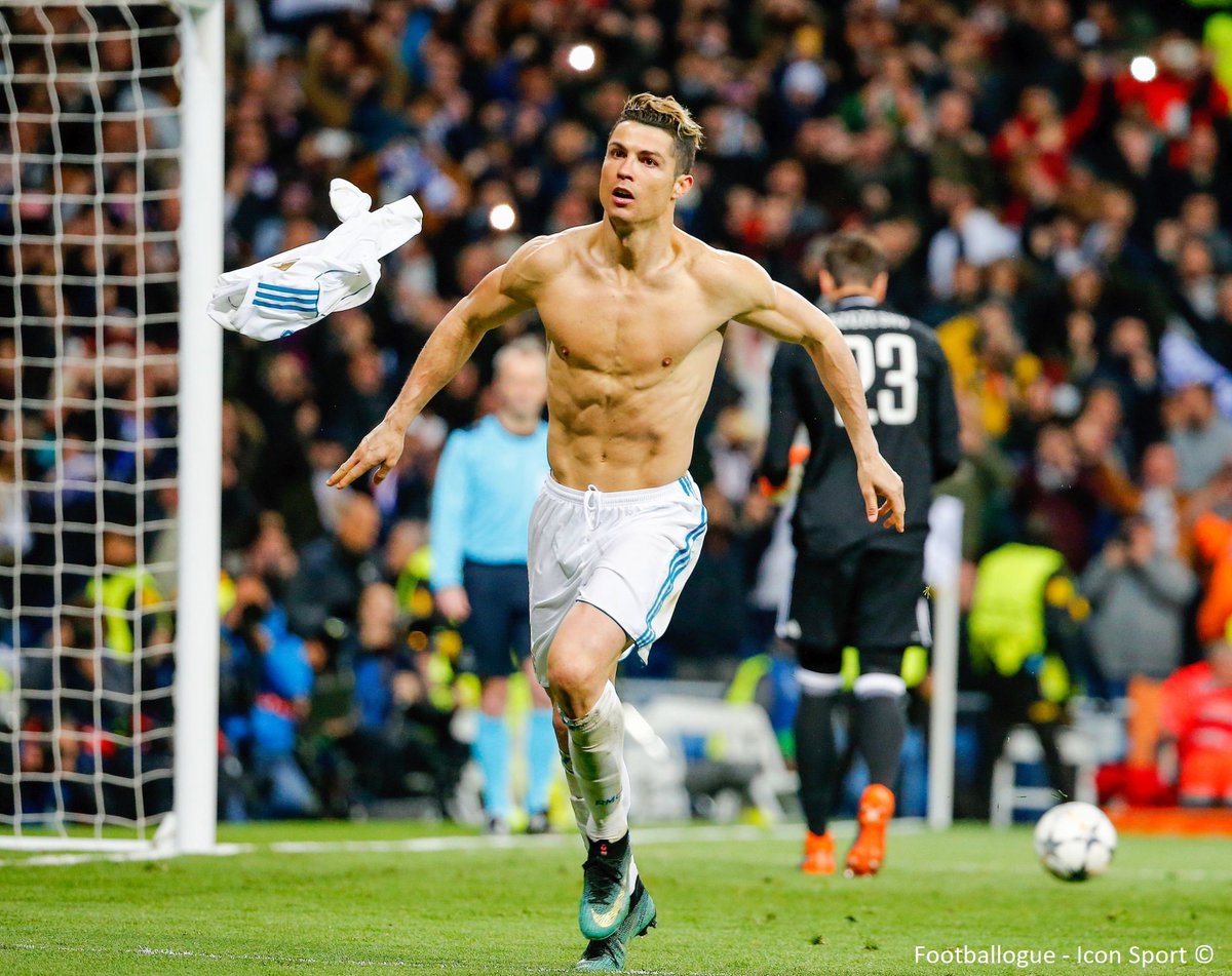 Footballogue's tweet photo. [#Stat📊] Messi vient de passer devant Ronaldo en nombre de triplés en Liga : 

Messi 35🎩
Ronaldo 34🎩

🇦🇷🇵🇹 https://t.co/kh3D0AQjgT