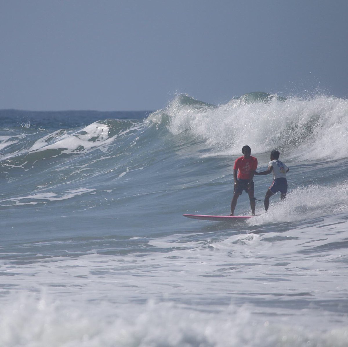 Top position for the gold Medal round was at stake, La Union local Roger Casugay helped his semifinal opponent Mencos from Indonesia when he broke his leash due to big a massive wipe out during their heat. #SEAGames2019 #seagamessurfing #wewinasone
