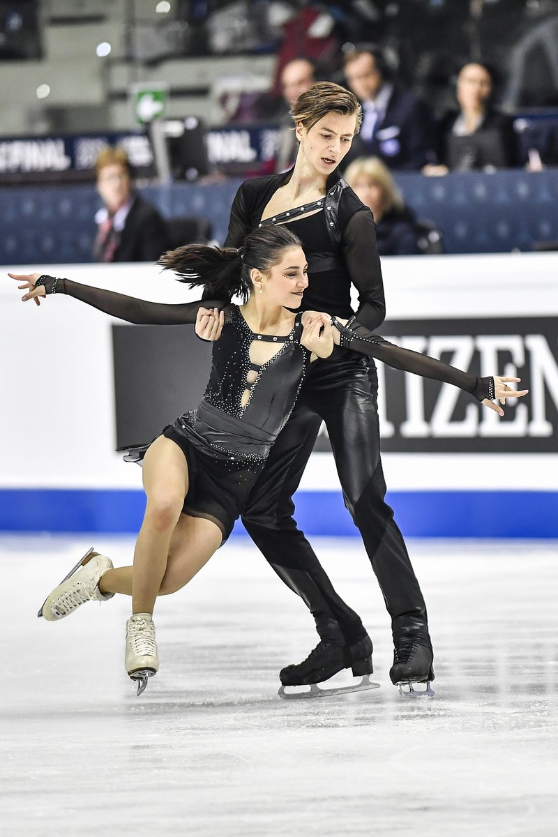 gpfinal22's tweet photo. 📷🥇 Congratulations to our ISU Junior Grand Prix Final Ice Dance champions!
🥇 Maria #Kazakova / Georgy #Reviya 🇬🇪
🥈 Avonley #Nguyen / Vadym #Kolesnik 🇺🇸
🥉 Elizaveta #Shanaeva / Devid #Naryzhnyy 🇷🇺
#MadeOfStars #Torino2019 #GPFTurin2019 #GPFigure #FigureSkating https://t.co/hv5vkxDvYX
