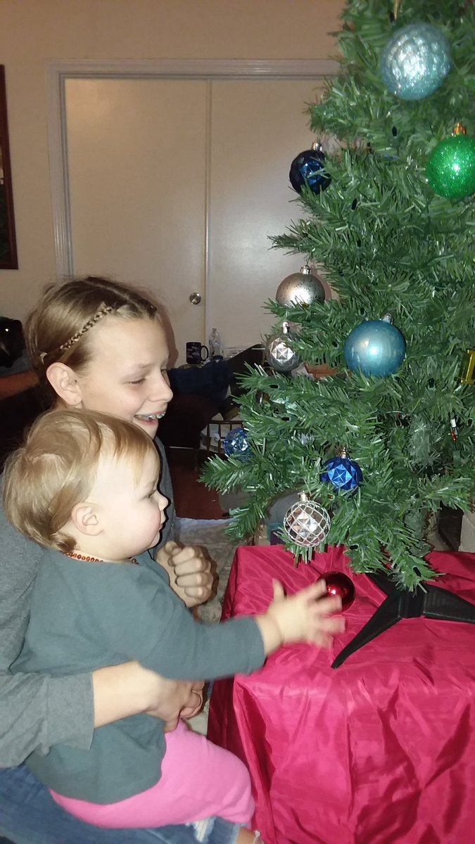 Debbie21390867's tweet photo. Decorating help for the holidays! #decoratingfortheholidays #bewillbern #Willberntweets #willbernholidays https://t.co/5RUtGveygF