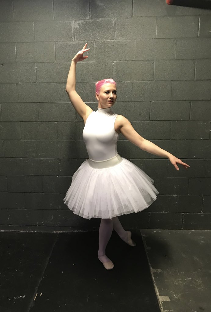 CalicoCatalina's tweet photo. Fought through an injured knee, but I pulled off a successful show! ☺️ https://t.co/0r4isajodT