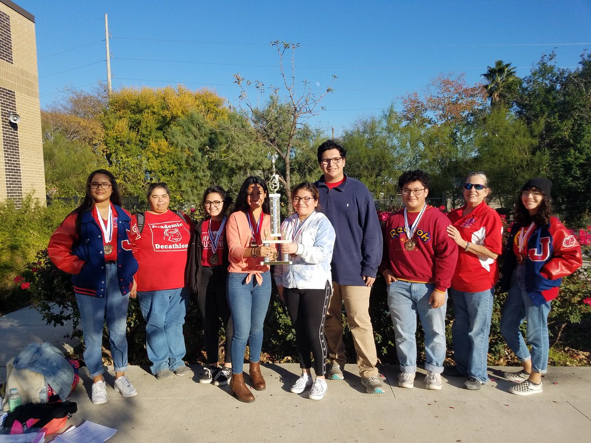 monirodsatx's tweet photo. Look what we're bringing home!!
#MustangPride #InOmniUno #AcaDecRocks https://t.co/rxTqHWiPK8