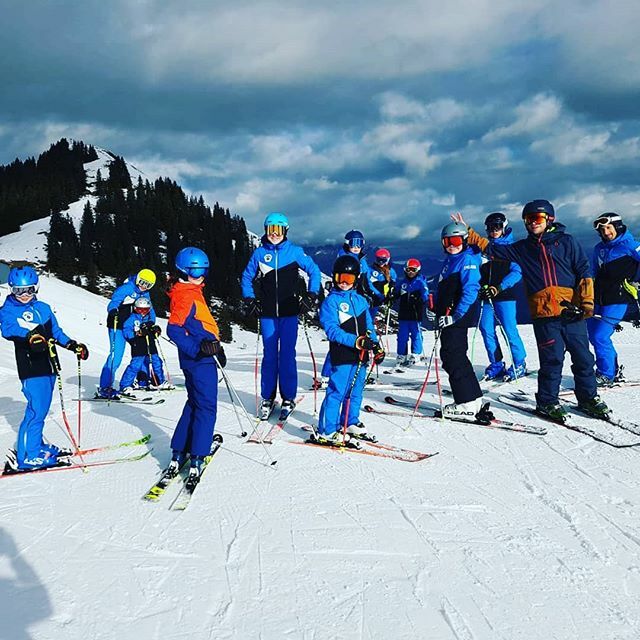 ACHoehenfried's tweet photo. Saison Auftakt 🎿☃️❄️ in @bergbahnen_westendorf @skiweltwilderkaiserbrixental
#achoehenfried #blaupower #Teamgeist #ersterskitag #schifoan https://t.co/K4vAHU1AFc https://t.co/w7mGYRzFFV