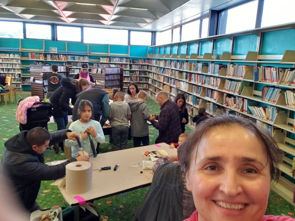 GojeDebora's tweet photo. Kids workshop at the Roxbury library for  Home for the  holidays event.🎄 we are having  so much  fun. https://t.co/eeR5CtiRpu
