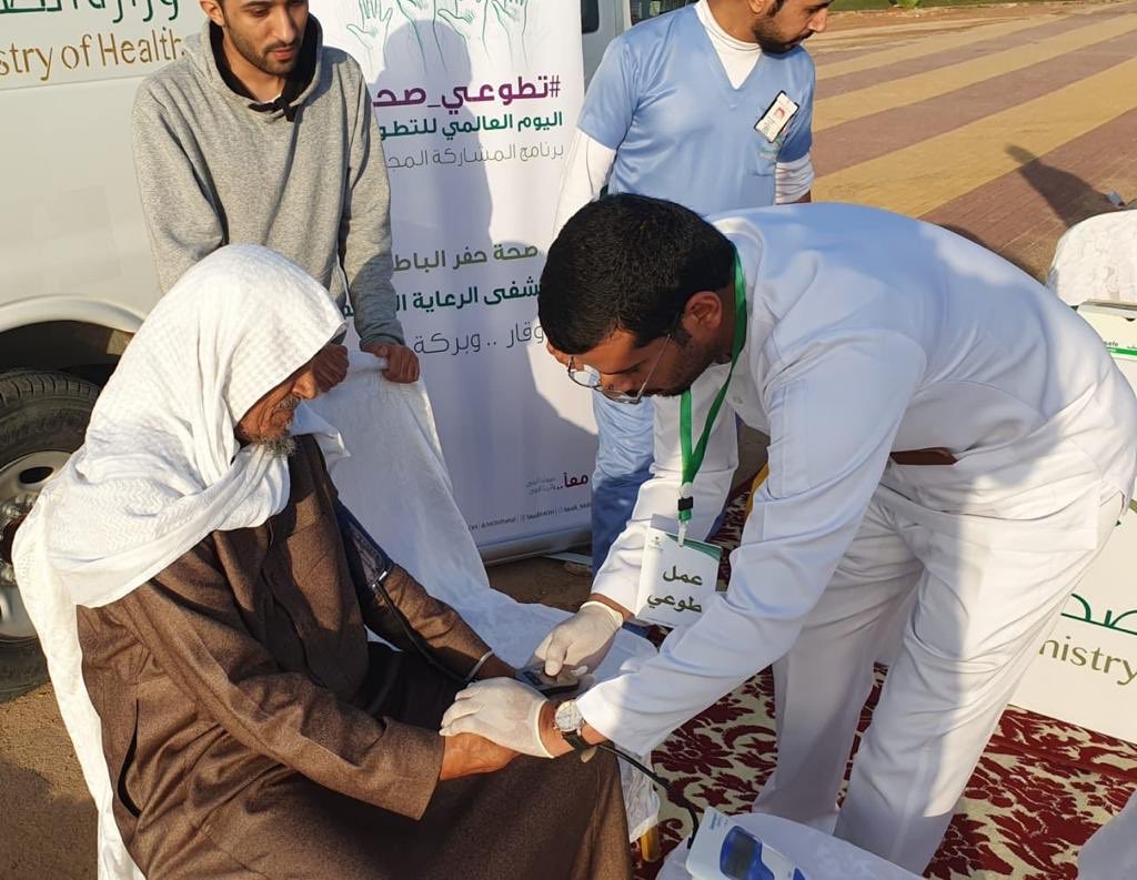 ﴿ فَمَنْ تَطَوَّعَ خَيْرًا فَهُوَ خَيْرٌ لَهُ ﴾
أكثر من ٦٥٠٠٠ من #أبطال_الصحة يشمرون عن سواعدهم في حملة #تطوعي_صحة في عامها الثالث بأكثر من ٩٠٠٠ مبادرة بمختلف مناطق ومحافظات المملكة للتطوع في خدمة المرضى والمجتمع وذلك تزامناً مع اليوم العالمي للتطوع.