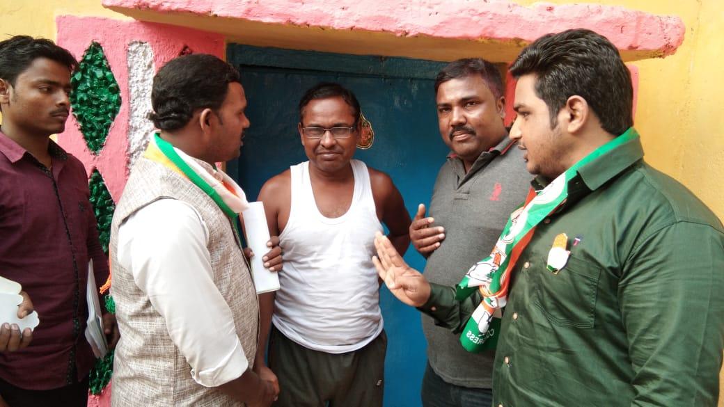 MdShaukinIYC's tweet image. 7/12/2019 Campaigning Door to Door at Jharia Assembly Jharkhand Plz Cast Your Valuable Vote in favour of #PurnimaNirajSingh ji at Jharia Assembly on 16th December 2019🙏🙏🙏
