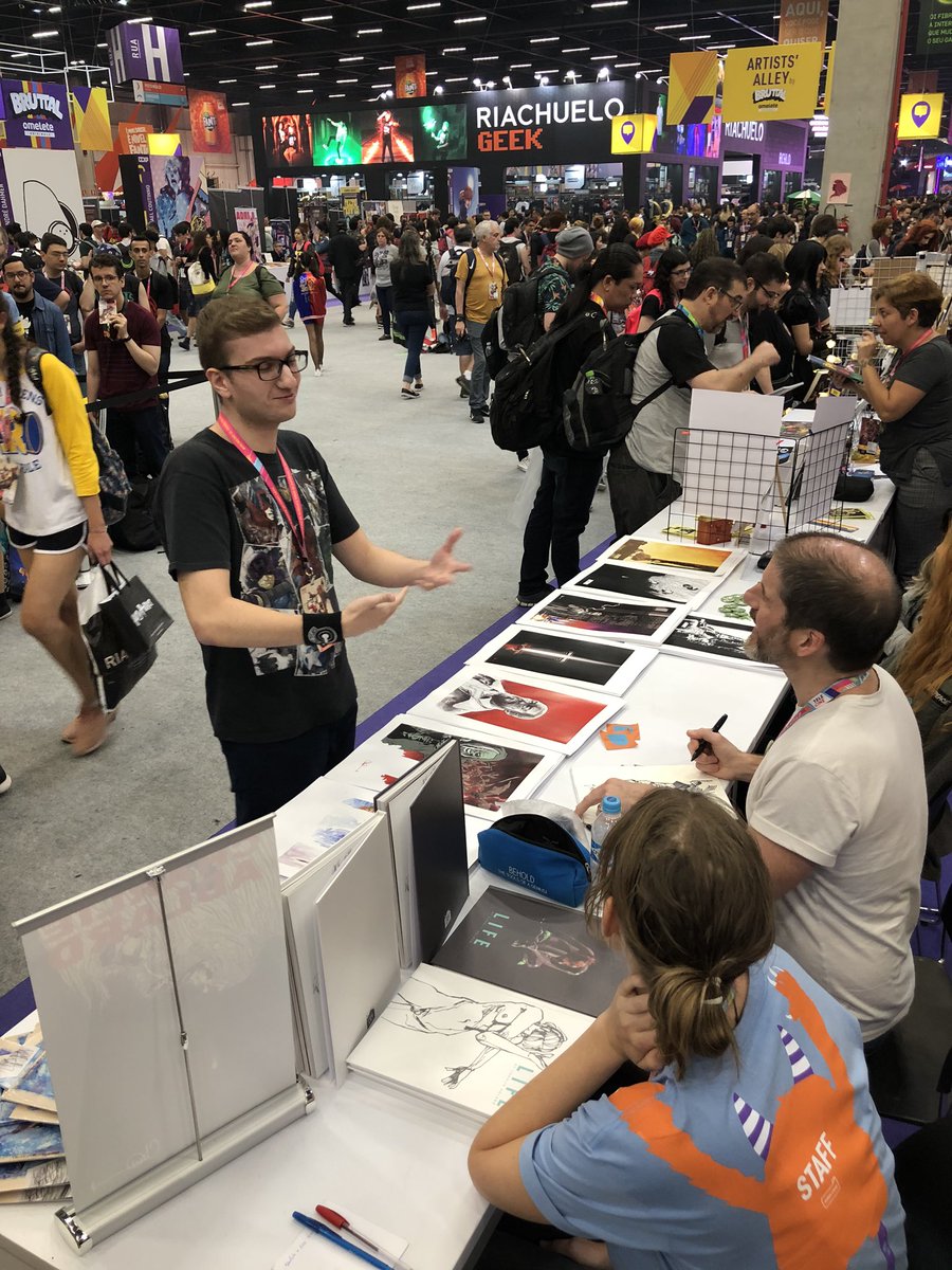 bombanerd's tweet photo. Ontem conheci o Charlie Adlard, o artista da HQ #TheWalkingDead ,na #CCXP19 e foi épico!!! https://t.co/cM7e9xsRz6