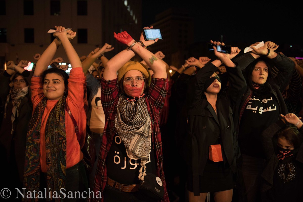 Docenas de mujeres libaneses han protestado hoy a grito de "thaura" (revolución en árabe) reproduciendo el video que hicieron en Chile contra el femicidio con un mensaje de denuncia adaptado a los abusos en #Líbano. Las mujeres están jugando un rol clave en las protestas.