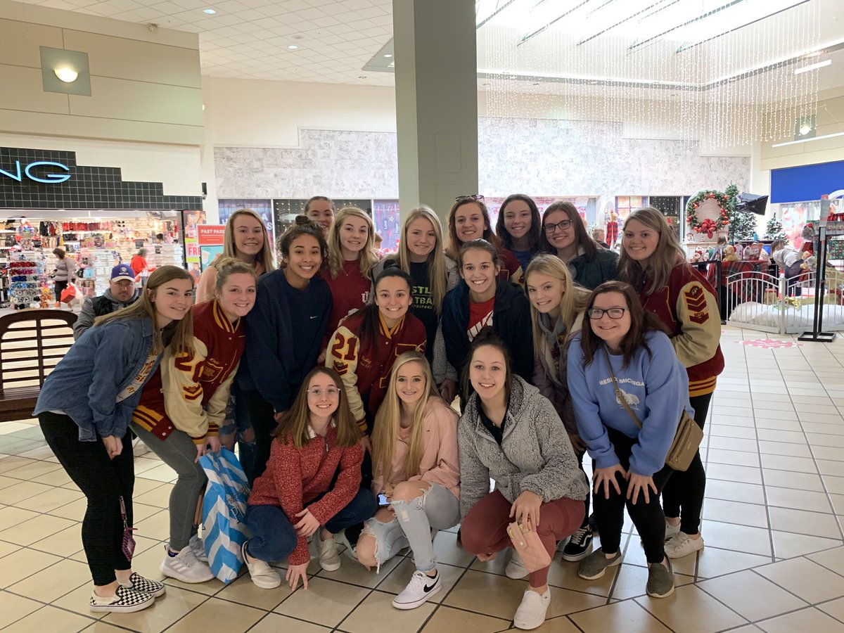 AlexLadyTigerBB's tweet photo. What I love the most about my team and these girls. After a tough fought loss last night, they stay together by helping our community with some Angel Tree shopping. Proud coach right here. 👍👏🌲 https://t.co/1d3RvR5Tf8