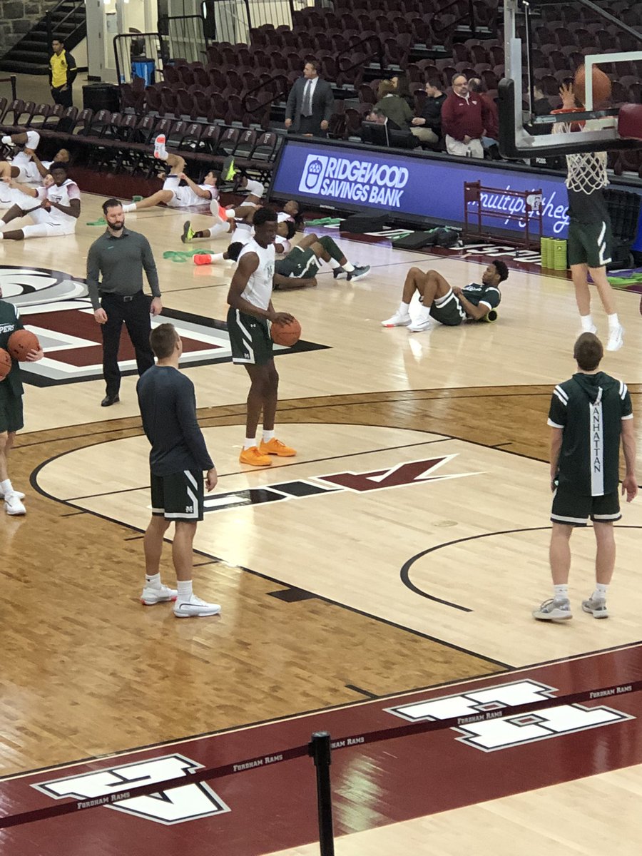 KingcougarMike's tweet photo. #RoseHill @eddiesofficials @eddiehoops1 @EPLSB @mfishbein44 @QuarterRico @gilligan80 @Sports_JoeG @diffle @johnnysfgiants @9onhockey @AndrewPollner #NCAA 🏀 2 #FordhamRams #ManhattanJaspers w @royaltytoursusa Bryan vs Dante 🥊 I’m neutral LOL 😝 https://t.co/vzj7L9eYEA