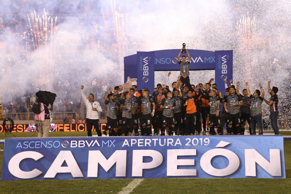 DEPORTE_GobOax's tweet photo. La #CECUDE felicita al equipo @AlebrijesOaxaca por conseguir el título en el @AscensoBBVAMX, mostrando que son un gran equipo y que #Oaxaca está listo para un equipo de primera. ¡Felicidades campeones!, fue un placer acompañarlos en su triunfo
#Oaxaca
@alejandromurat
@IvetteMurat https://t.co/BA9NvysIJF