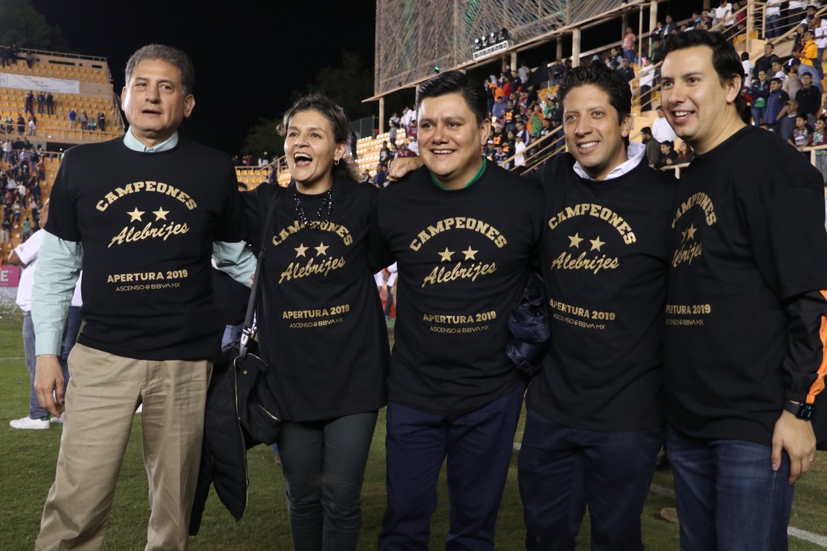 DEPORTE_GobOax's tweet photo. La #CECUDE felicita al equipo @AlebrijesOaxaca por conseguir el título en el @AscensoBBVAMX, mostrando que son un gran equipo y que #Oaxaca está listo para un equipo de primera. ¡Felicidades campeones!, fue un placer acompañarlos en su triunfo
#Oaxaca
@alejandromurat
@IvetteMurat https://t.co/BA9NvysIJF
