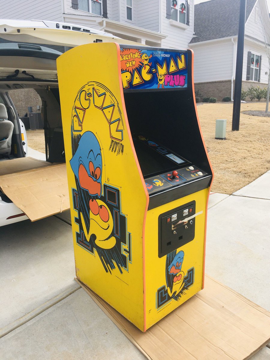 86FiveOhRawks's tweet photo. Beautiful unrestored #pacman #arcade! https://t.co/xy32srCPdE