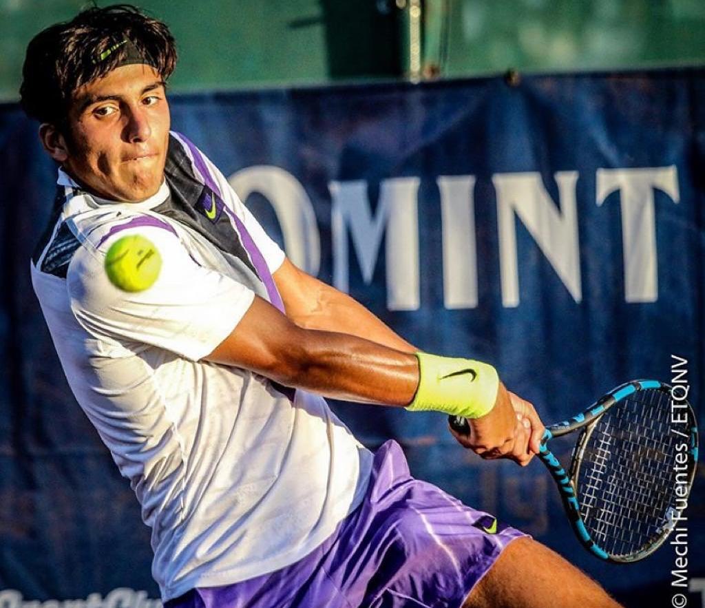 Francesco__10's tweet photo. Final albiceleste en el Eddie Herr! Román Burruchaga (2002) superó en 2 sets al octavo preclasificado y aseguró un nuevo título para el tenis juvenil argentino. Será top 45° en el Ránking ITF. Iniciará el 2020 dentro de los 25 mejores.
Felicitaciones y éxitos @RomanBurruchaga!!! https://t.co/cPqpmkqOZU