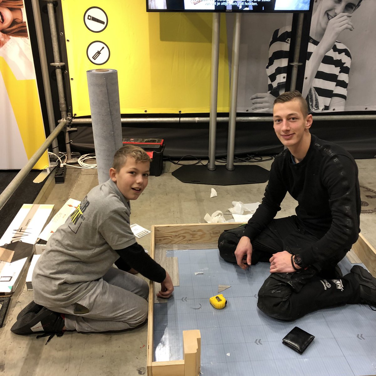 interieurvakman's tweet photo. Vandaag een geslaagde dag op de @StudieBeursWest. #Interieurvakman Jochem heeft leerlingen enthousiast gemaakt voor het vak van #woningstoffeerder. Zijn stageloper Denzel is 12 en kijkt de kunst vast af. https://t.co/eKXQb5qlFL
