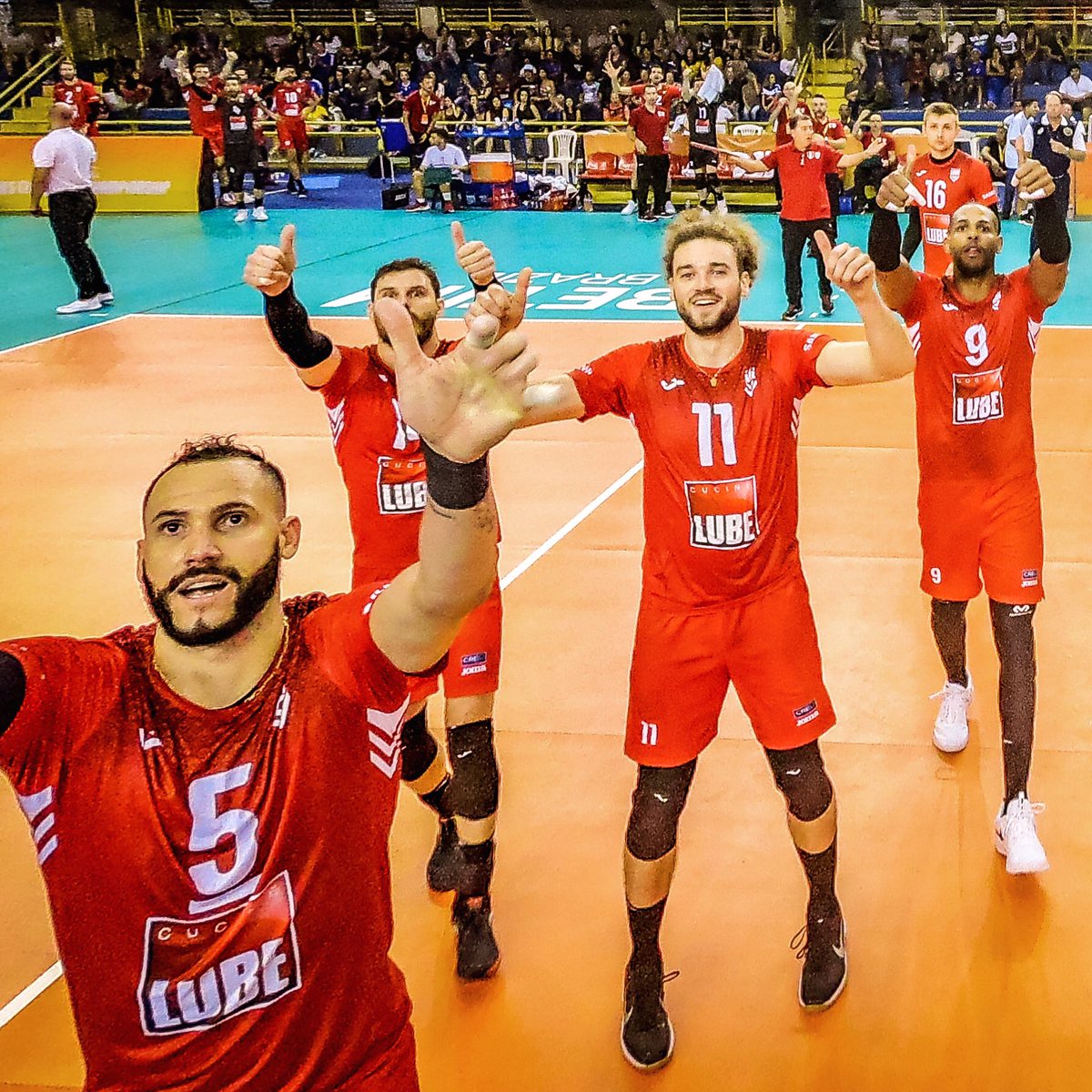 VolleyLube's tweet photo. 👍🏻One hour to go!🙌🏻
.
⚪️🔴Segui la Semifinale su @skysport per vedere chi raggiungerà il Sada Cruzeiro (vittoria 3-0 sul Kazan) nella Finale del #mondialeperclub 🔜
.
#noisiamolube #incredOUble #nessundorma #campioniditalia #campionideuropa #lubevolley #volleyball #fivbmenscwc https://t.co/qaSXNEDLkE