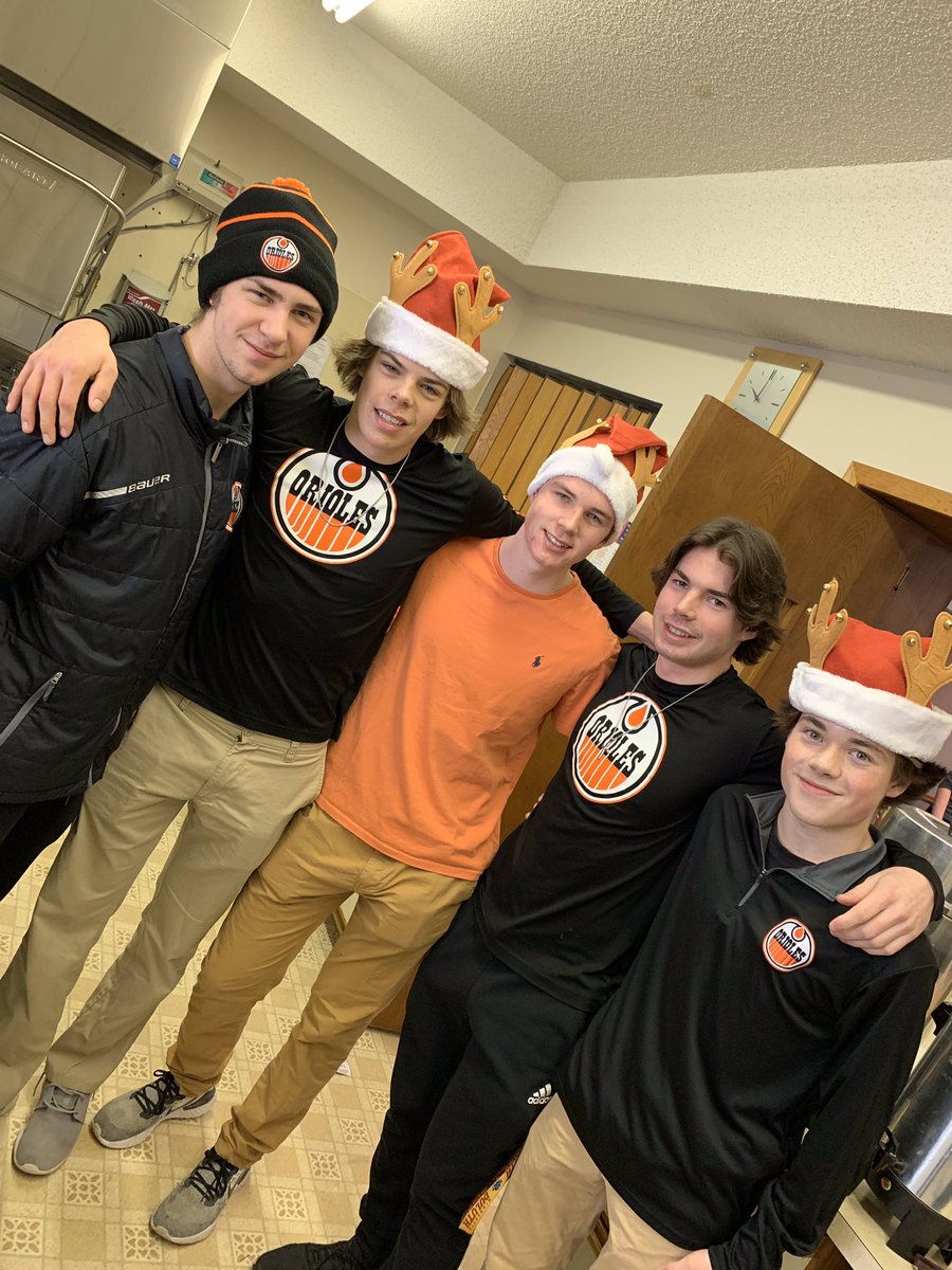 osseo_hockey's tweet photo. Thanks to all the boys who volunteered this morning at the NW Area Jaycees holiday pancake breakfast! Well done guys! #contributingtocommunity https://t.co/dTZxmE2MyD