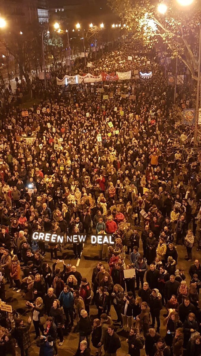 xrFrance's tweet photo. 🌍✊ À la #COP25, les négociations s'enlisent tandis que 500 000 personnes ont manifesté hier dans les rues de #Madrid pour appeler à agir face à l’urgence climatique.

Des membres d’@EsXrebellion ont mené une action symbolique pour dénoncer le #greenwashing des  entreprises 🙅‍♂️🙅‍♀️ https://t.co/pY9pW5vjZu