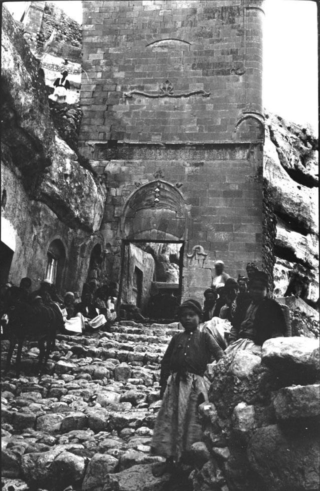 Eskilerde bir gün, Mezopotamya ovasına bakan dağlarda bulunan bir yörede yaşayan Hasan, ne suç işlediği bilinmez; devrin sultanının gazabına uğrar. Aldığı ömür boyu hapis cezasıyla kalenin zindanına kapatılan Hasan, uzun yıllar tek pencereli hücresinde kapalı kalır.