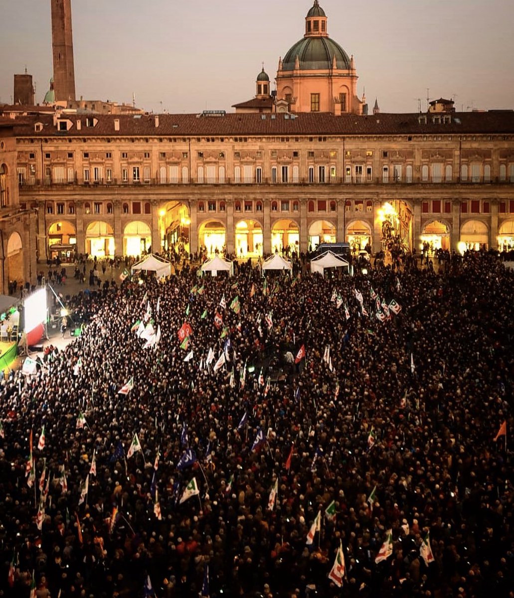sbonaccini's tweet photo. Oggi abbiamo parlato #noi. Io e voi. Abbiamo raccontato la nostra terra #libera, le nostre #radici e i nostri #valori. Eravate tantissimi, guardarvi dal palco è stata un'#emozione fortissima. Ma da domattina si riparte! Per l'Emilia-Romagna, non per altro.
#UnPassoAvanti https://t.co/VKSgIhADFQ