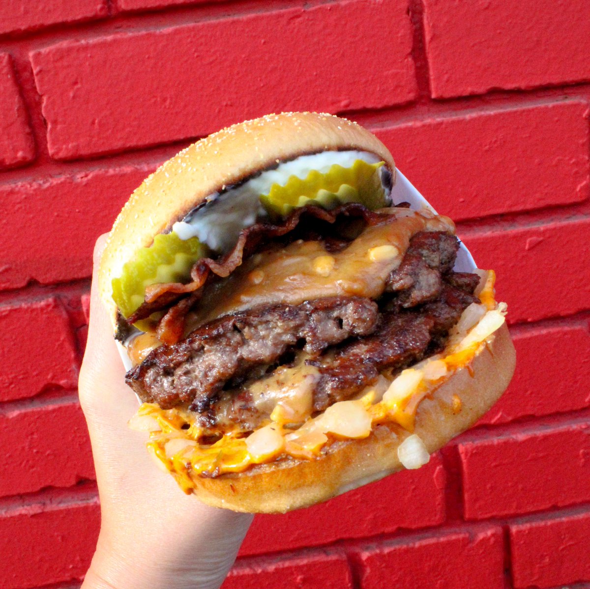 KillerBurger's tweet photo. Real burgers have curves. And bacon. #makeitafatty #twopattiesarebetterthanone https://t.co/gANyqGWlkb