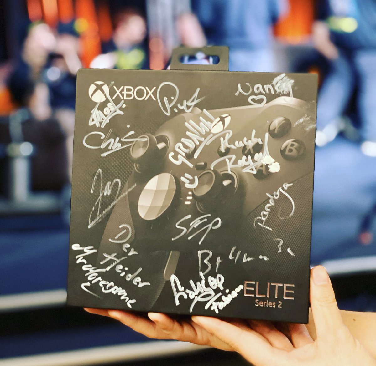 XboxDACH's tweet image. 👀Gewinnt den Elite Series 2.👀Unterschrieben vom #FriendlyFire5 Team und gehalten von @MilezZx 

So macht ihr mit:
1. @XboxDACH folgen ✅
2. Tweet liken + RT ❤🔁

Teilnahmebedingungen 👉 bit.ly/XboxDACH-TNB