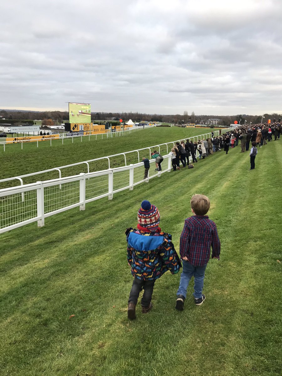 Annual trip to the Tingle Creek 🐎❤️ @Sandownpark @AidanColeman @donaldjdonald @vickyrcgoff #NHracing #sandown #tinglecreek