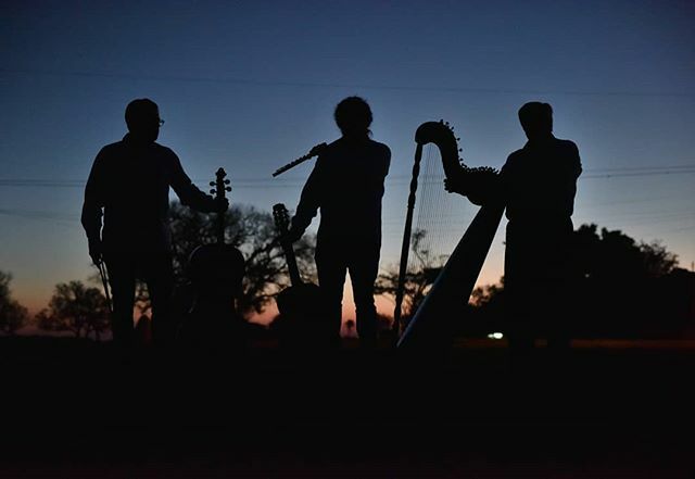alebarrgn's tweet photo. Trío Duarte. @trio_duarte
Rodrigo Duarte @duartecello , Juan Duarte y Celso Duarte González.
.
Septiembre 2019. Guairá, Paraguay.
.
.
.
#tríoduarte #latinoamérica #atardecerguaireño #rodrigoduarte #juanduartesininstagram #celsoduarte #celsoduartegonzale… https://t.co/hSIHBfydYq https://t.co/JdhQGUbr2i