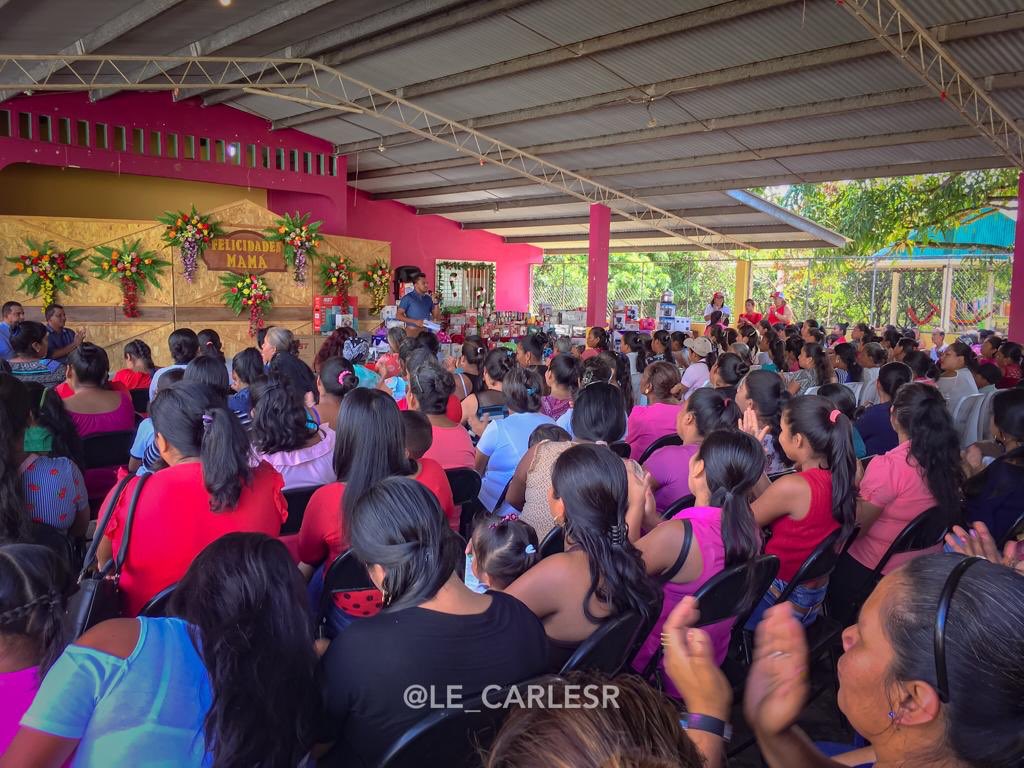 LE_CarlesR's tweet photo. Feliz de compartir hoy con la Comunidad de Sabaneta en el Corregimiento de Llano Grande el agasajo del Día de Las Madres; gracias al equipo de trabajo del HR Pedro Sánchez, del HA Edgar D’Angelo y equipo circuital por llevar alegría a nuestras madres, símbolos de entrega y amor. https://t.co/BRKHwWfRpv