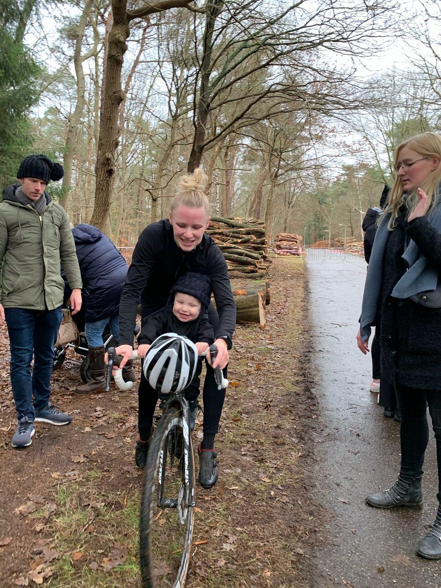 BrittJochems's tweet photo. Vandaag mocht ik op de hoogste trede klimmen 😁. Gewonnen in de topcompetitie wedstrijd in Amersfoort. 
#winst #topcompetitie #amersfoort #funday #cross #enjoying #afzien #meteensmile #genieten #focus #cyclocross #stevensbike #bestbike #cyclingmom #mominaction #family #enjoylife https://t.co/POpicUpC6Z