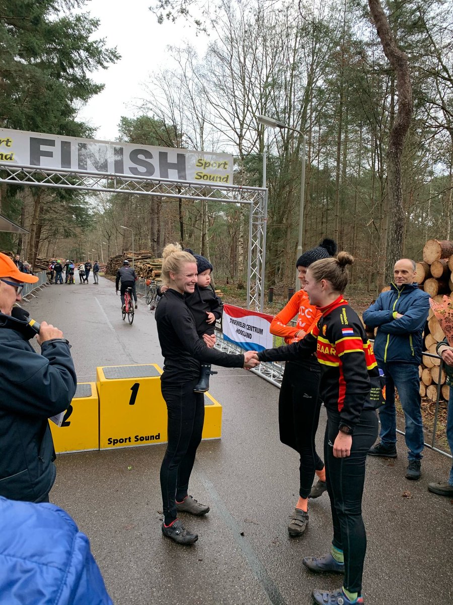 BrittJochems's tweet photo. Vandaag mocht ik op de hoogste trede klimmen 😁. Gewonnen in de topcompetitie wedstrijd in Amersfoort. 
#winst #topcompetitie #amersfoort #funday #cross #enjoying #afzien #meteensmile #genieten #focus #cyclocross #stevensbike #bestbike #cyclingmom #mominaction #family #enjoylife https://t.co/POpicUpC6Z