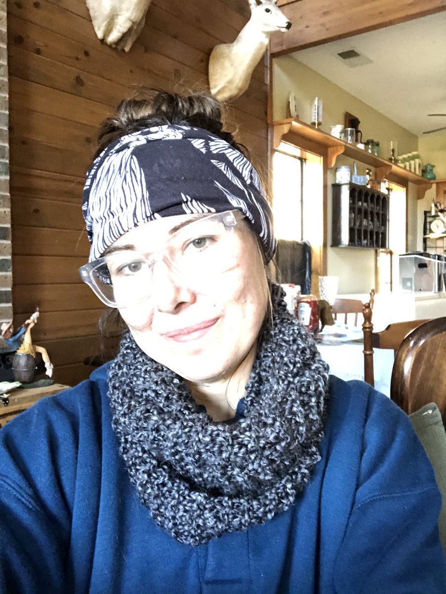 I knitted this scarf 🧣 #holidaygift #buynothing #handmade #madewothlove #merrychristmas #giftstogive