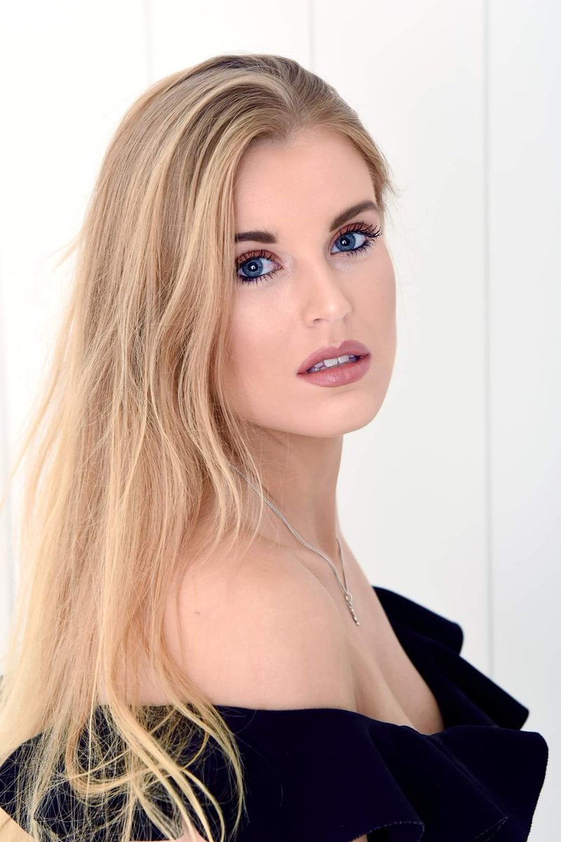 SnapsSt's tweet image. Grace was The winner of our free photo-shoot. Was a pleasure to do your photos#StAlbans #photshoot #photography #Christmas #beautiful #studio#photogifts #snappysnaps#print