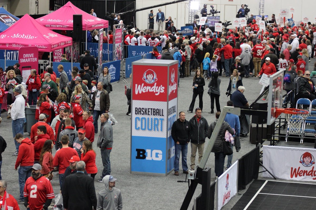 icclos's tweet photo. Big Ten Fan Fest runs until 8:00 p.m. tonight!
🏈 Fan Fest Info: https://t.co/dXoHHW1q6o
#B1GFCG  #GoBucks #OnWisconsin https://t.co/tEgO4U3ut3