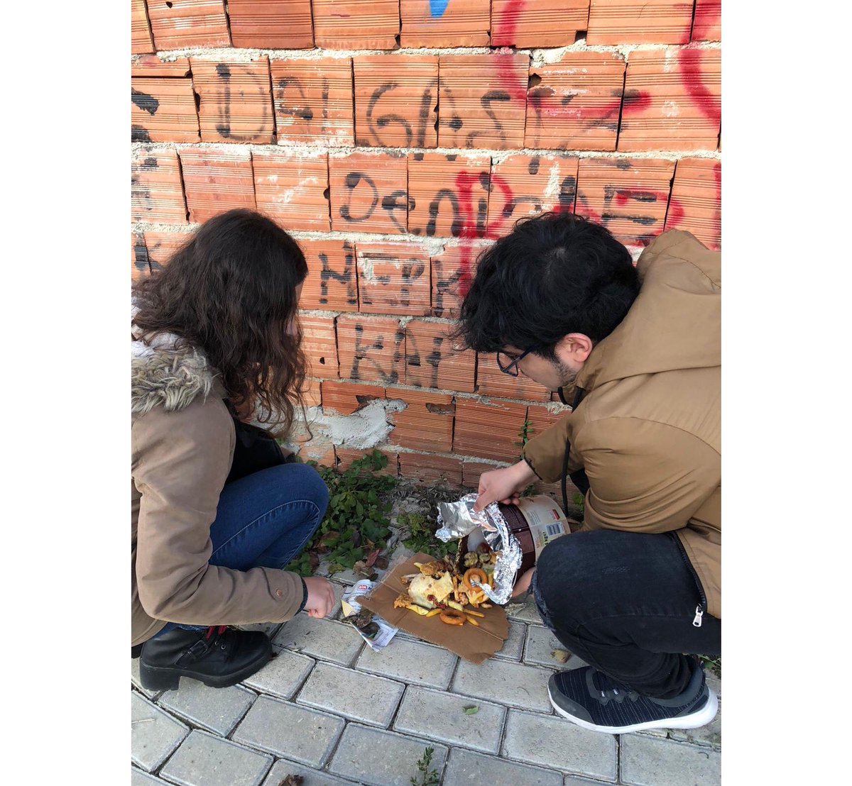 Klutog_'s tweet photo. Heyyoooo🙋🏼‍♀️🙋🏼‍♂️ Sokaktaki dostlarımıza besleme yapmaya başladık 🎈🎈Sende bize destek olmak ister misin ??🐣🐣
UNUTMA SEN YOKSAN BİR KİŞİ EKSİĞİZ 🌺🌺 @TOGVakfi  #gençlerleiyilikheryerde #sengençsin #besleme #hayvandostlarımız #dost #sokaktakidostlarımız https://t.co/n8nwcQWDAS