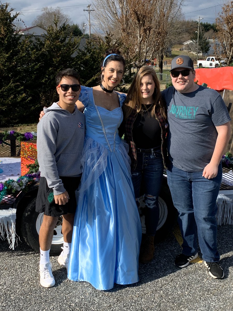 TiffanyErvin's tweet photo. Had a GREAT time with our @rotary & #Interact clubs today in #GraniteFalls at their Christmas parade supporting the #rotarycinderellaproject #peopleofaction #rotarygeek #dgtiffany #adventureinservice #rotary https://t.co/6yeo6yW1op