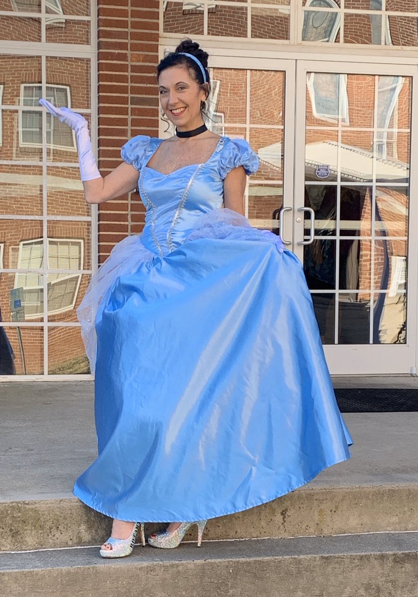TiffanyErvin's tweet photo. Had a GREAT time with our @rotary & #Interact clubs today in #GraniteFalls at their Christmas parade supporting the #rotarycinderellaproject #peopleofaction #rotarygeek #dgtiffany #adventureinservice #rotary https://t.co/6yeo6yW1op