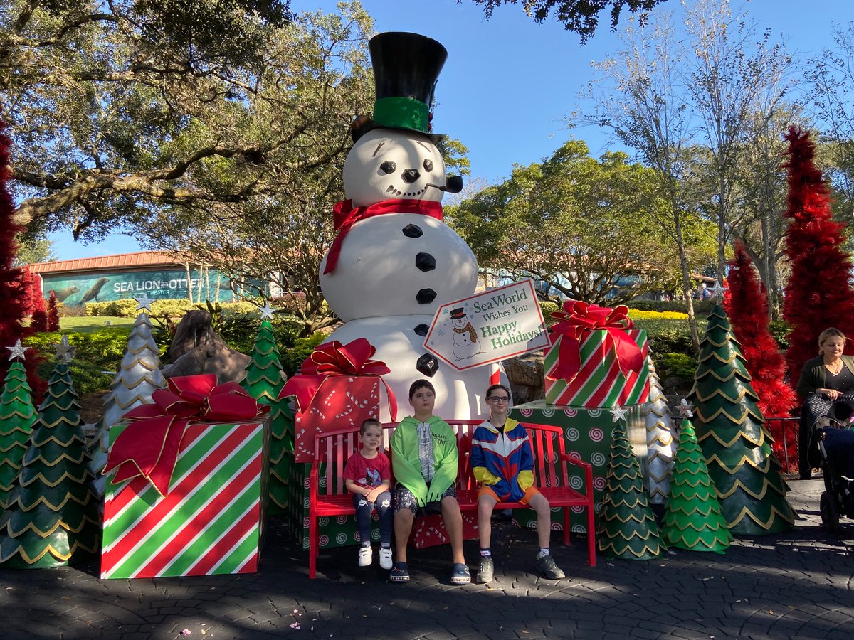 Kellywagn's tweet photo. Christmas at Seaworld! https://t.co/2RAPvCKRd1