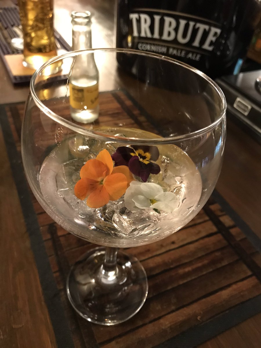 mjpeacock663's tweet photo. G&amp;T 🥂👌 https://t.co/q883Wx37sw
