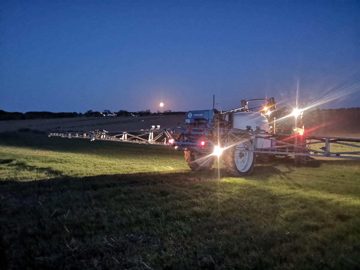 ludoagri's tweet photo. Un début d'hiver hors normes... Récolte de couvert,  traitement d'automne, et surtout semi de blé bio au 5 décembre... https://t.co/CNiRrW30Wi