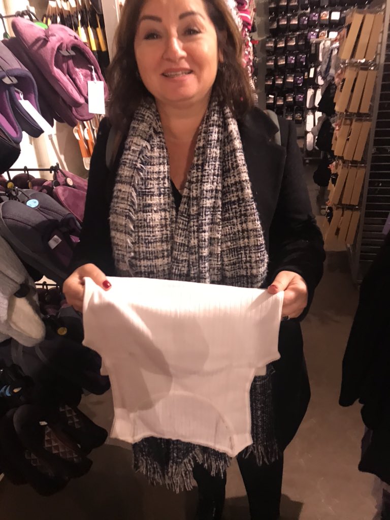 Nida Dinçtürk on X: Merhaba. Annem Londrada ve bir Türk annesi olarak  elbette ki bana atlet almaya çalışıyor. Tatlılığına tahammül edemeyip ifşa  ettim. t.con7R0RbSOMT  X