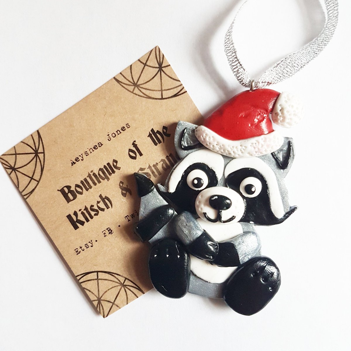 AeysheaJones's tweet photo. Had great fun working on this cute little Christmas racoon for a friend 😍

#Boutiqueofthekitschandstrange #fun #cute #racoon #christmas #new #picoftheday #Polymerclay   #handmadeinwales #Handmade #handmadegifts #santahat #handmadechristmasornaments #christmasornaments https://t.co/KZMkUs9Dun
