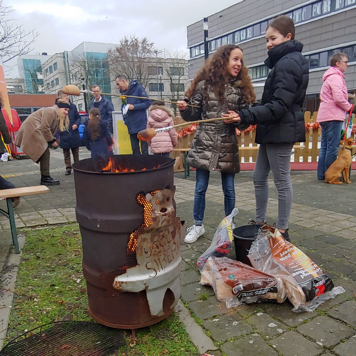 IJsclubSiberia's tweet photo. In onze gedachten nagenieten na een gezellige dag op de Sociale Buurtmarkt met onze vrijwilligers.  Dank Social Collective voor de organisatie #socialebuurtmarkt. #socialcollective #overvechtmakenwesamen #Overvecht #samenvoorovervecht https://t.co/QzhnRtYiTj