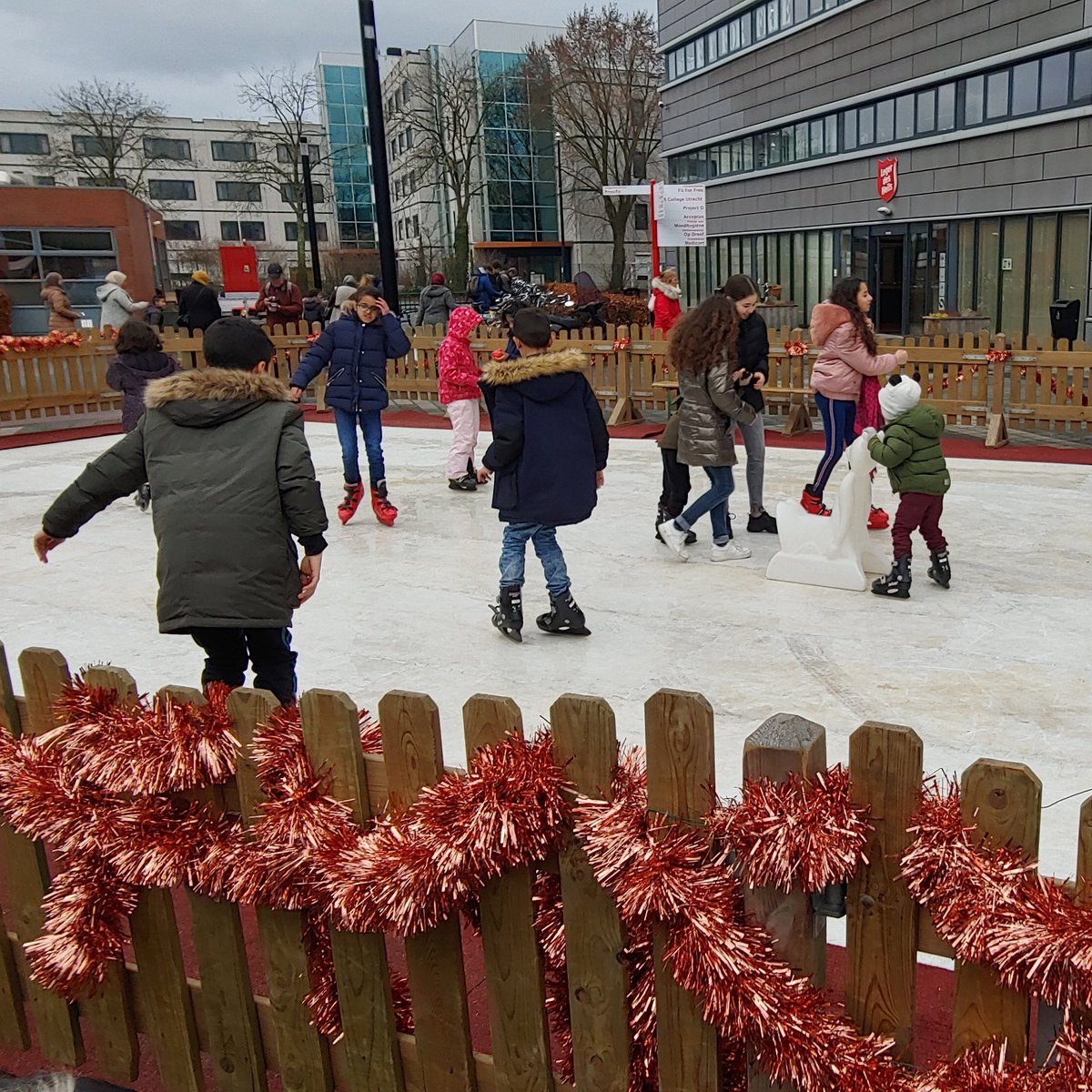In onze gedachten nagenieten na een gezellige dag op de Sociale Buurtmarkt met onze vrijwilligers.  Dank Social Collective voor de organisatie #socialebuurtmarkt. #socialcollective #overvechtmakenwesamen #Overvecht #samenvoorovervecht