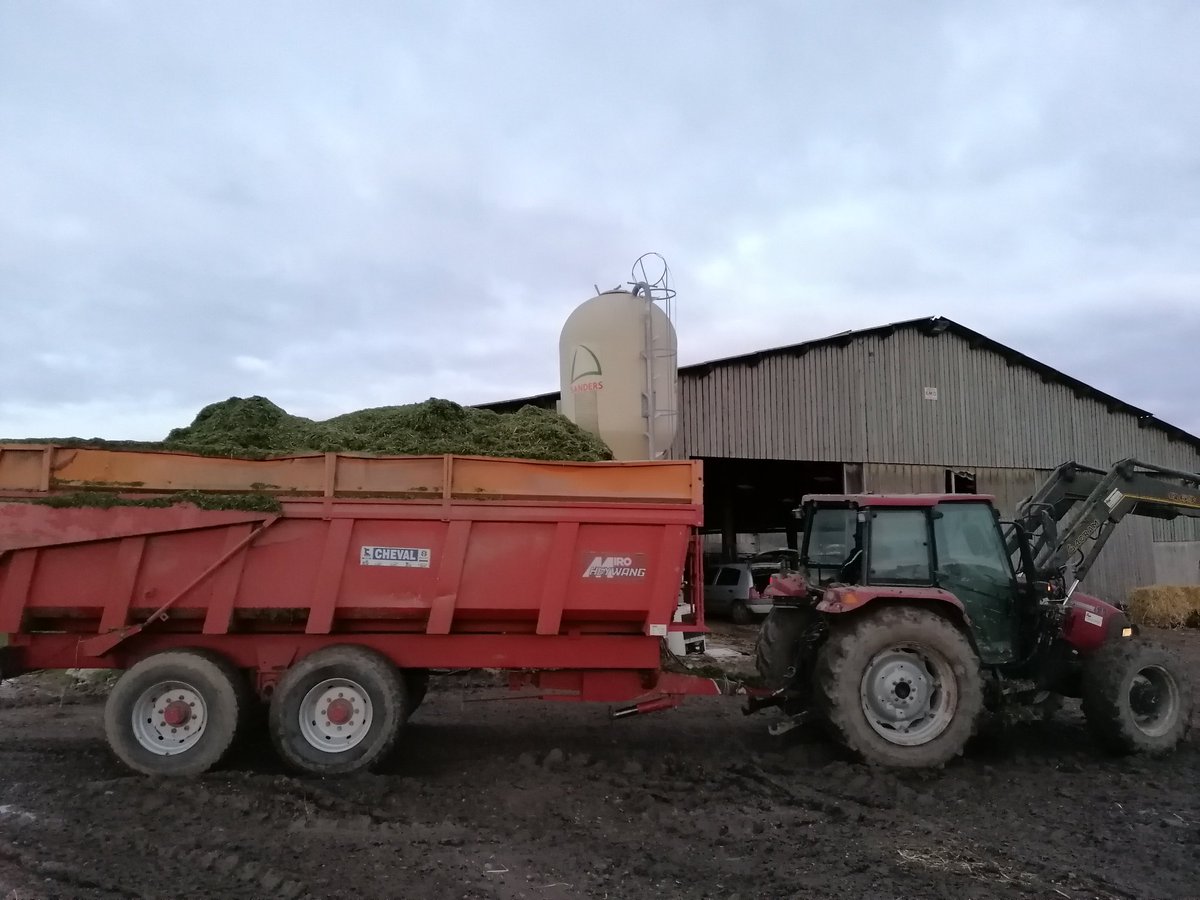 ludoagri's tweet photo. Un début d'hiver hors normes... Récolte de couvert,  traitement d'automne, et surtout semi de blé bio au 5 décembre... https://t.co/CNiRrW30Wi