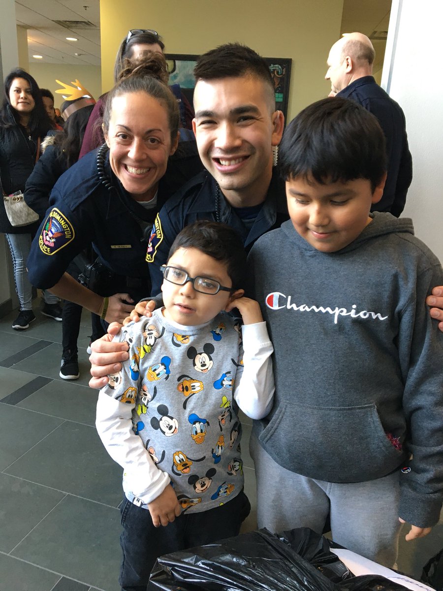BPD_MN's tweet photo. It’s all about the smiles and relationships made during this joyous holiday season. Thanks to all our community business sponsors, volunteers, BPD officers and non sworn personnel, JCPP, and most of all...the great kids. #2019holidayhelpersinblue https://t.co/pJc4ZqEk3q