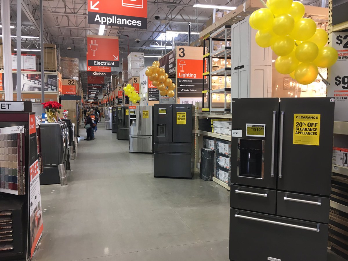 #Bwood is ready to move some clearance appliances!! 💪🏼💪🏼 #pacnorthproud @loririos1076 @TonyFonseca1076 @bwoodjessthd <a href="/Crash_Alot/">Aeriall Nackowski</a> <a href="/_itsLoolaa_/">Alondra</a>