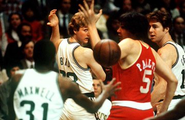 63 años los cumple cualquiera. Pasar el balón así, Larry Bird. Happy birthday, Larry. 